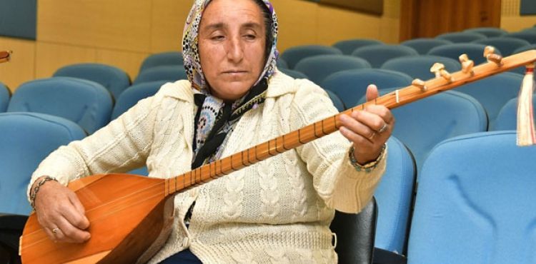 Gizlice eline aldığı bağlaması ile artık türkülere hayat veriyor