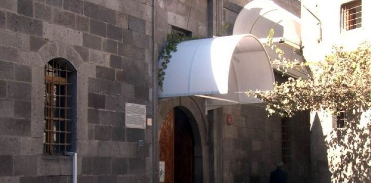 884 yıllık caminin kapı üstlerine tente yapıldı