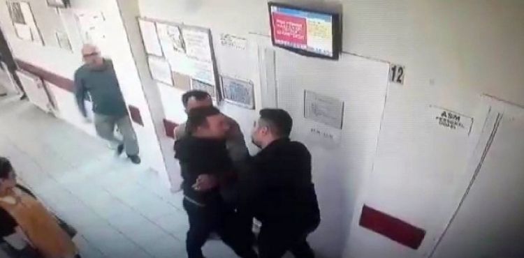 Annesinin kimliği ile ilaç yazmayan doktoru dövdü