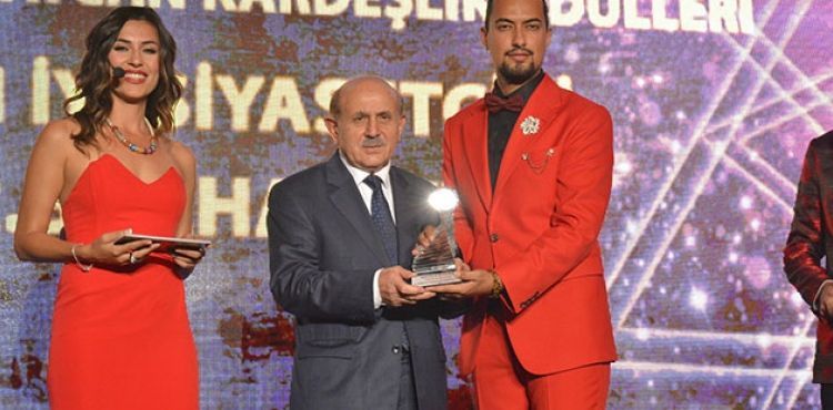 AK Parti Kurucu üyesi, İstanbul eski milletvekili Kuzu'ya 'yılın en iyi siyasetçisi' ödülü