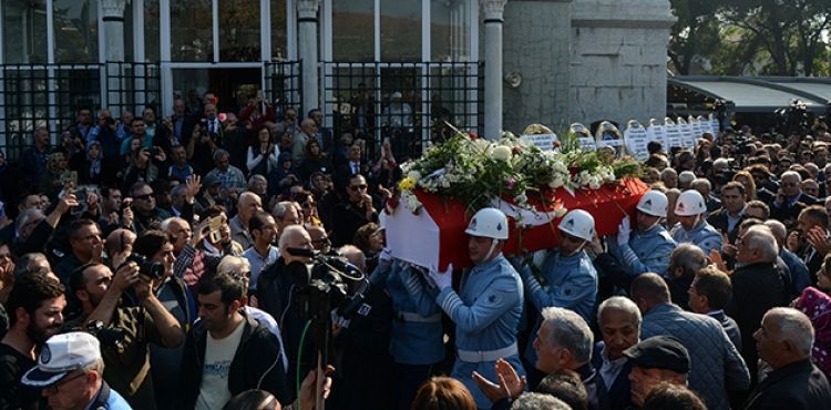 Usta tiyatrocu Yıldız Kenter son yolculuğuna uğurlandı