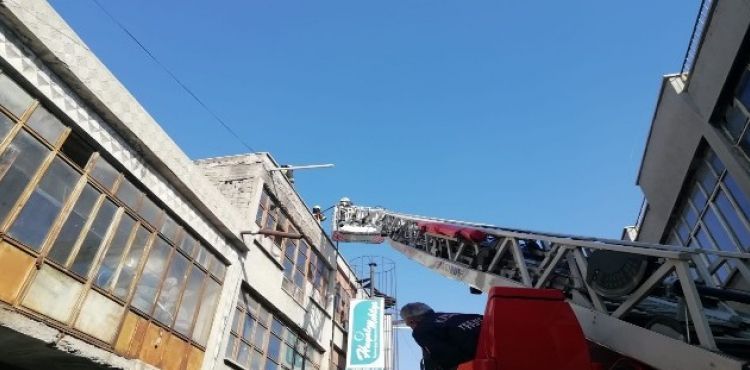 Kayseri'de iş yerinin çatısında çıkan yangın söndürüldü
