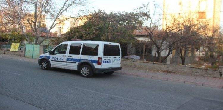 Evde kilitli kalan yaralı çocuğu komşuları kapıyı kırarak kurtardı