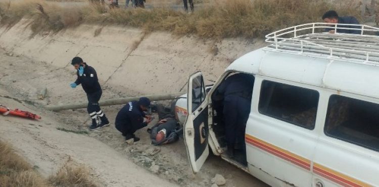 Kayseri'de minibüs kanala düştü: 3 yaralı