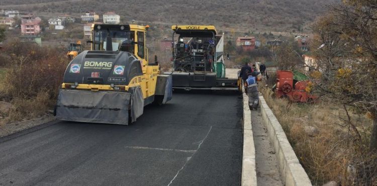 MELİKGAZİ’DE HAFTASONU ASFALT MESAİSİ