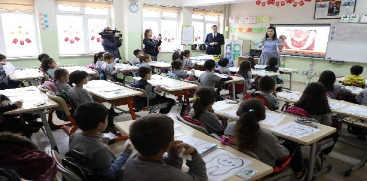 Diş sağlığı ile ilgili farkındalık oluşturmak için diş fırçası dağıtıldı