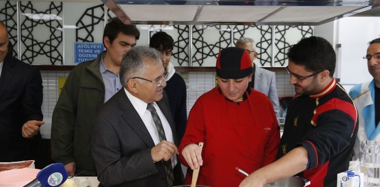 BAŞKAN’DAN İLGİ, ÖĞRENCİLERDEN SEVGİ