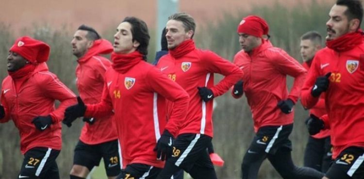 Kadın başkan rest çekti, iki futbolcu geri adım attı