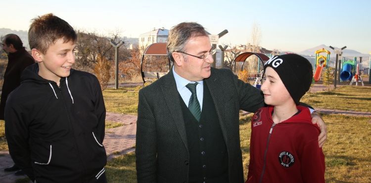 BAŞKAN ÖZDOĞAN’DAN ÇOCUKLARA SEVİNDİREN HEDİYELER