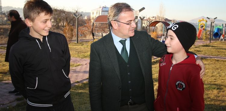 BAŞKAN ÖZDOĞAN’DAN ÇOCUKLARA SEVİNDİREN HEDİYELER