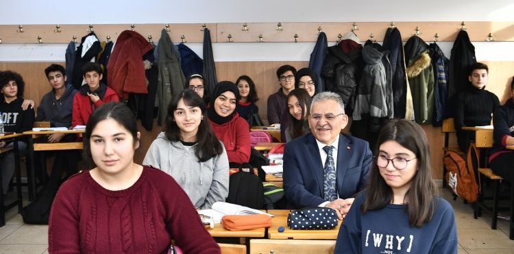 Başkan Büyükkılıç, okul ziyaretlerini sürdürüyor GENÇLİĞE GÜVEN EĞİTİME ÖNEM