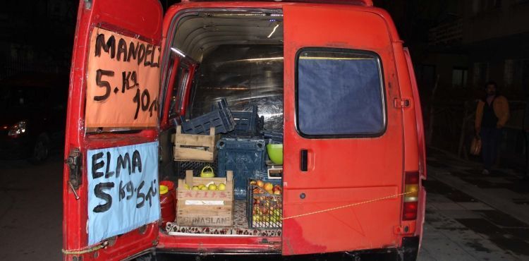 Minibüsüyle meyve satan seyyar satıcı aracında ölü bulundu