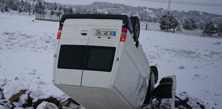 Minibüs şarampole yuvarlandı:2 yaralı