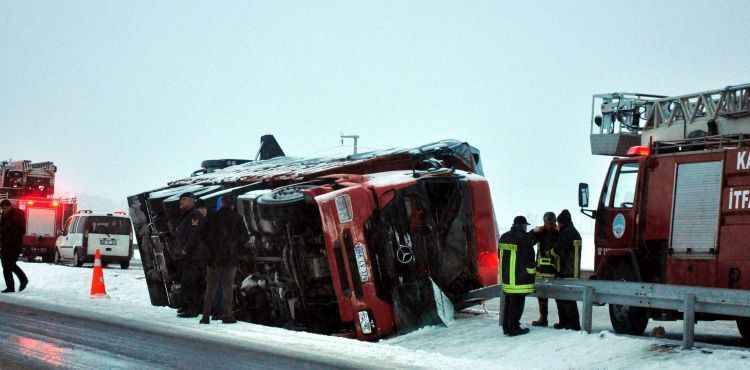 Kayseri'de devrilen TIR'ın sürücüsü öldü