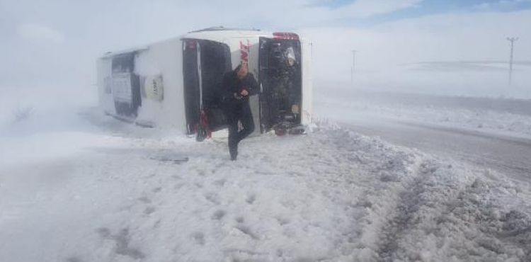 Kayseri'de yolcu otobüsü devrildi: 13 yaralı
