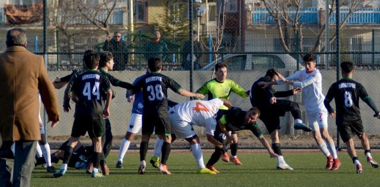 Amatör futbol maçından sonra kavga çıktı