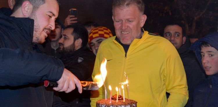 Kayserispor Teknik Direktörü Prosinecki'ye meşale ve pastalı karşılama