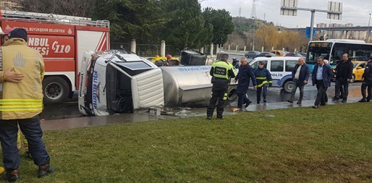 Kağıthane'de su tankeri devrildi; 2 yaralı