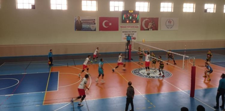 MELİKGAZİ VOLEYBOL TAKIMI ÜRGÜPSPOR’U 3-2 YENDİ