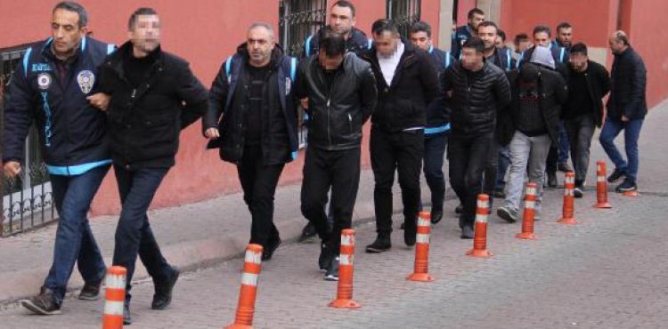 Arızalı araçları kiraladıkları gurbetçilere silah tehdidiyle boş senet imzalatan çete çökertildi