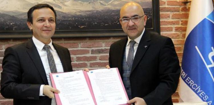 Erciyes'te turistlere üniversite öğrencilerinden dil desteği