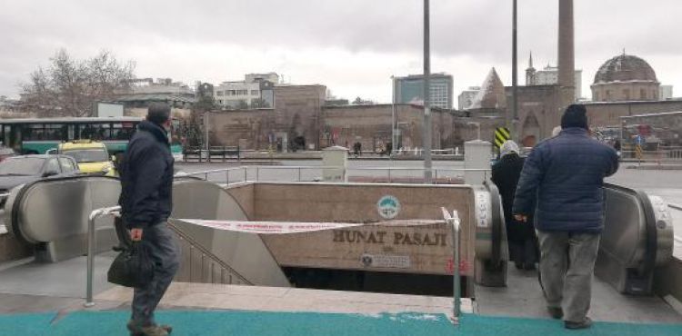 Kayseri'de buzla kaplanan merdivenler kullanıma kapatıldı