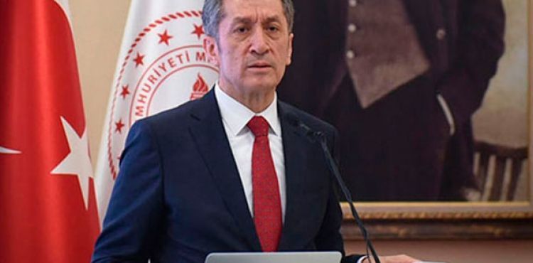 Bakan Selçuk: Kadınlar üzerinden siyaset bırakılmalı