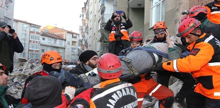 Yerini bildirdiği cep telefonu ile 13 saat sonra enkazdan çıkarıldı