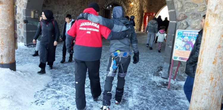 Erciyes'te mahsur kalan iki dağcıyı jandarma kurtardı