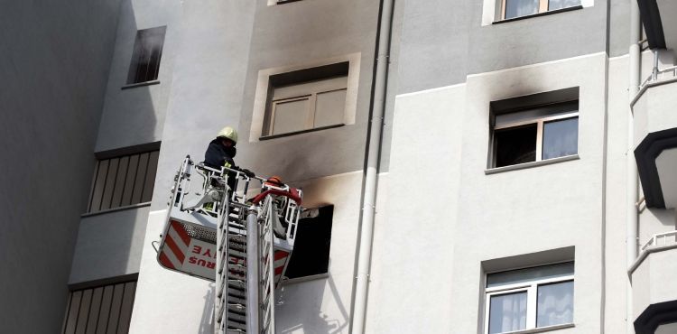 2 kardeşin çakmakla oyunu, evde yangın çıkardı