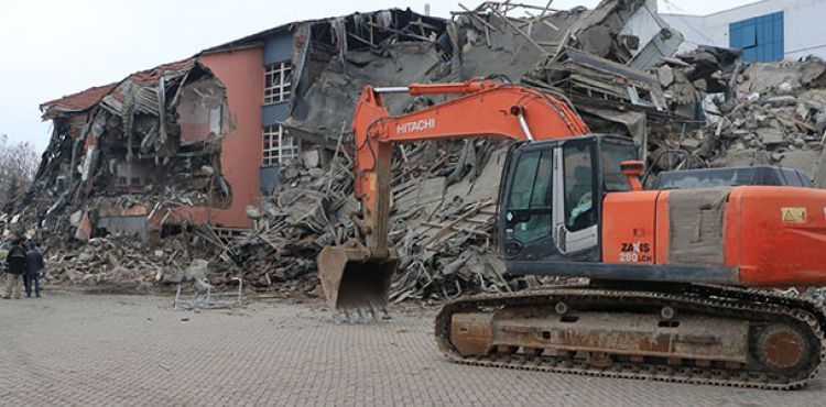 Depremde ağır hasar gören okullar yıkılıyor