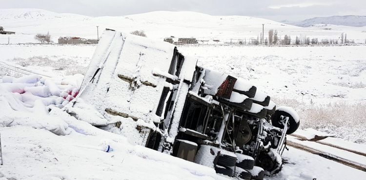Naylon yüklü TIR şarampole uçtu: 1 yaralı