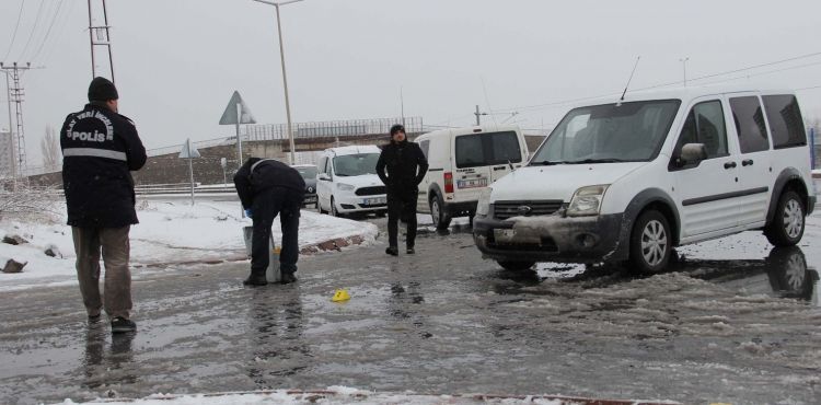 Polis kaçan hırsızları canı pahasına yakaladı
