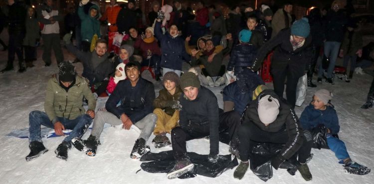 Kayseri'de poşet, leğen ve tahta ile kayak keyfi