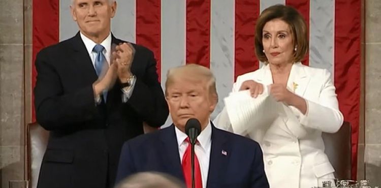 Trump Pelosinin elini skmad, Pelosi de Trump'n konuma metnini yrtt