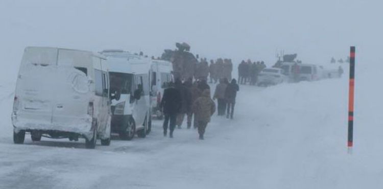 Van'da çığ altındaki 2 kişi için arama kurtarma çalışması yeniden başladı