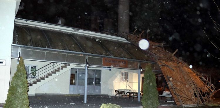 Kayseri'de şiddetli rüzgar caminin çatısını uçurdu
