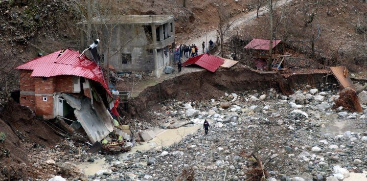 Kayseri'de sağanak sonrası selde, pansiyon kısmen yıkıldı