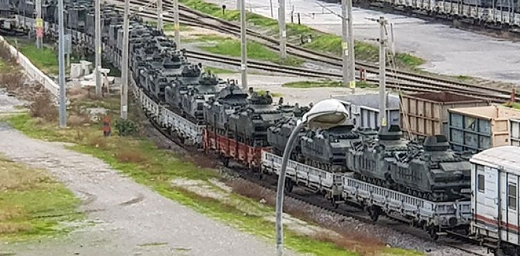 İskenderun’a trenle gelen askeri araçlar, sınıra gönderildi