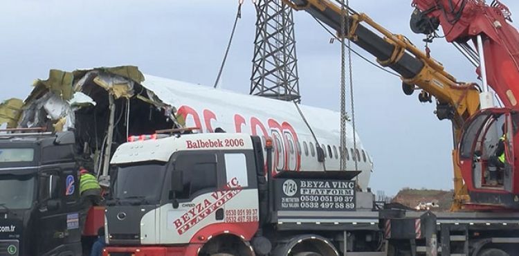 Sabiha Gökçen'de pistten çıkan uçağın enkazı kaldırıldı