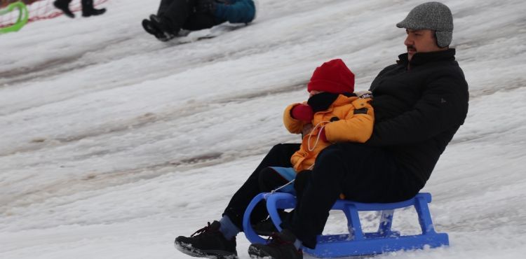 Kayseri'de parkta kayak keyfi