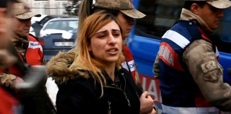 Cezaevi firarisi kadın, evinde yaptırdığı gizli bölmede yakalandı