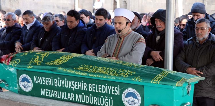 Kızıyla otomobil çarpan kadın, toprağa verildi