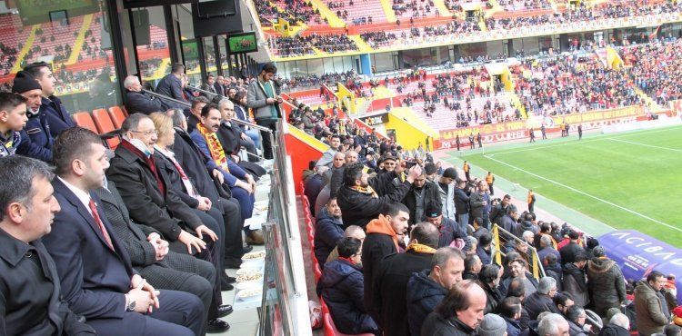 Kazada yaralanan Onursal Başkan Özhaseki Kayserispor maçını izledi
