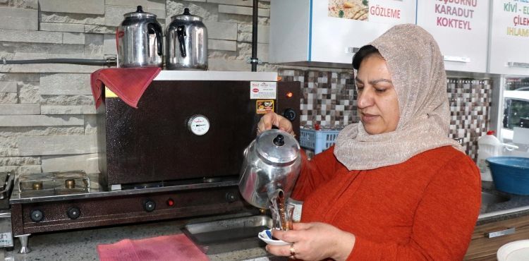 2 çocuk annesi, 5 yıldır çay ocağı işletiyor