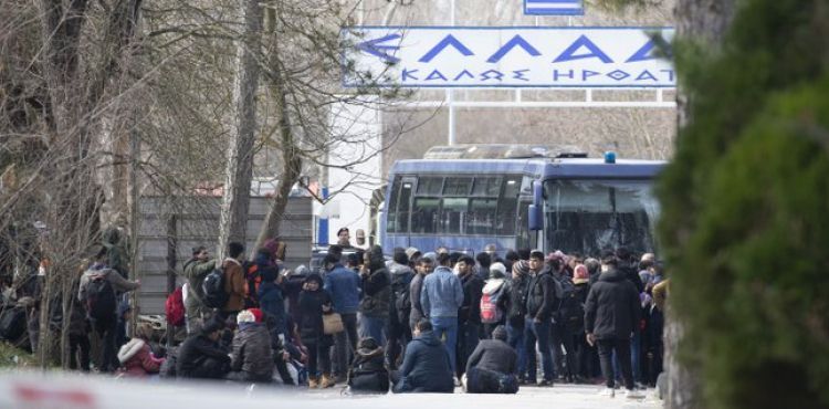 Yunanistan sınırını otobüsle kapattı