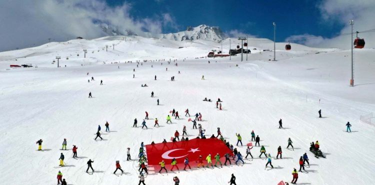 İdlib şehitlerine Erciyes'te dev bayraklı anma