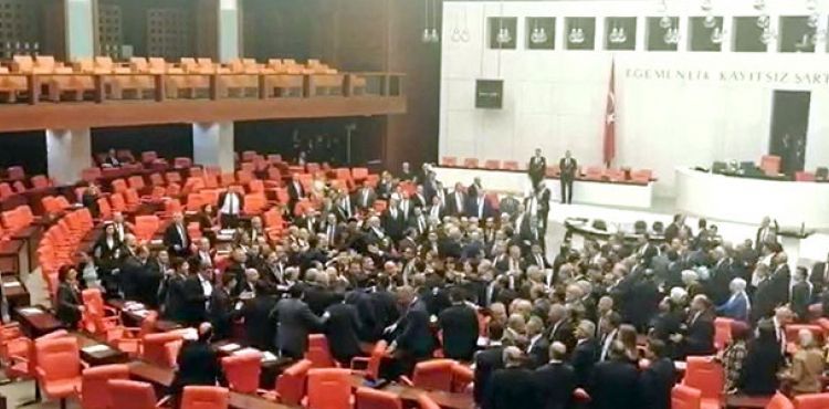 AK Parti'den, CHP'li Özkoç'a tepki
