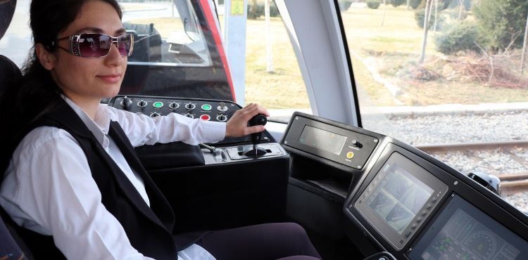 Tramvaylar kadın vatmanlara emanet