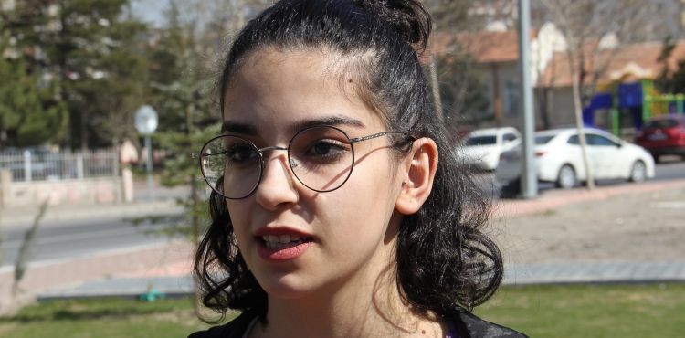 İnternet ve bilgisayar olmadan kodlama öğrenen Elif'ten köy çocuklarına eğitim